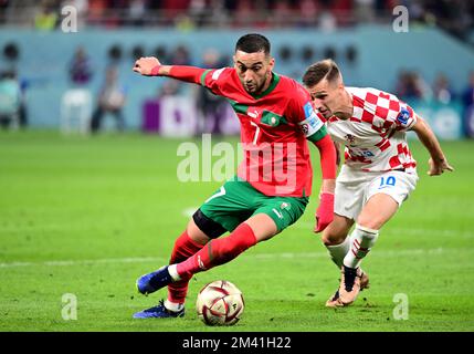 DOHA, QATAR - DÉCEMBRE 17: Hakim Ziyech du Maroc est en compétition pour le bal avec Mislav Orsic de Croatie, lors de la coupe du monde de la FIFA, Qatar 2022 3rd place match entre la Croatie et le Maroc au stade international de Khalifa sur 17 décembre 2022 à Doha, Qatar. (Photo par MB Media) Banque D'Images