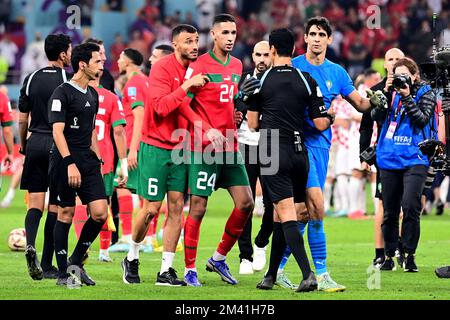 DOHA, QATAR - DÉCEMBRE 17: Les joueurs du Maroc Badr Benoun , Romain Saiss et Yassine Bounou plaide avec l'arbitre Abdulrahman Al-Jassim , lors de la coupe du monde de la FIFA, Qatar 2022 3rd place match entre la Croatie et le Maroc au stade international de Khalifa sur 17 décembre 2022 à Doha, Qatar. (Photo par MB Media) Banque D'Images