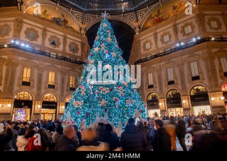 Milan Italie 17 décembre 2022 : arbre de Noël illuminé dans le centre de la galerie Vittorio Emanuele à Milan Banque D'Images