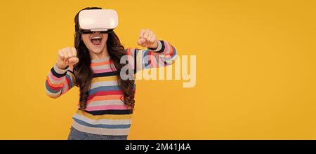 Adolescent stupéfié. Gadgets virtuels pour les enfants, temps libre et étude. Une adolescente utilise des lunettes vr. Bannière d'enfant fille avec casque vr de réalité virtuelle Banque D'Images