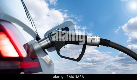 Gros plan de la voiture à pile à combustible avec buse de ravitaillement en hydrogène connectée Banque D'Images