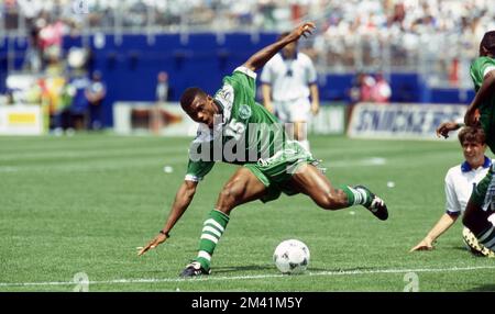 Foxborough, Vereinigte Staaten. 18th décembre 2022. Firo, 05.07.1994 Archive image, archive photo, archive, archive photos football, Football, COUPE DU MONDE 1994 USA Round de 16: Nigeria - Italie 1:2 après extension Dimanche Oliseh, single action Credit: dpa/Alay Live News Banque D'Images