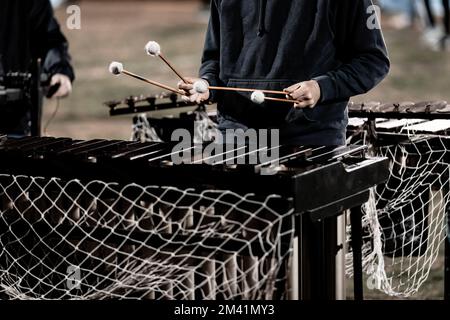 répétition percussionniste pour un spectacle de groupe de marche, une soirée d'automne Banque D'Images