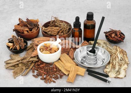 Traitement de moxibution avec des bâtonnets de moxa au charbon de bois, des herbes chinoises et des épices. Concept de médecine à base de plantes à base de plantes pour le remède naturel de guérison. Banque D'Images