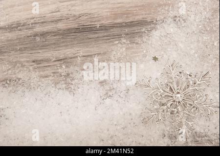 Noël fond en bois avec neige artificielle et flocon de neige argenté Banque D'Images