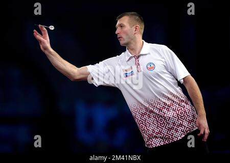 Madars Razma pendant son match contre Prakash Jiwa pendant le quatrième jour du Championnat du monde des fléchettes de Cazoo à Alexandra Palace, Londres. Date de la photo: Dimanche 18 décembre 2022. Banque D'Images