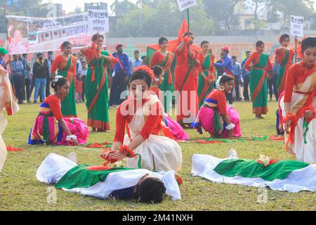 Non exclusif: 16 décembre 2022 à Sylhet, Bangladesh: Les participants d'une exposition à Sylhet District Stadium locaux à l'occasion de celebr Banque D'Images