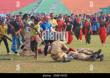 Non exclusif: 16 décembre 2022 à Sylhet, Bangladesh: Les participants d'une exposition à Sylhet District Stadium locaux à l'occasion de celebr Banque D'Images