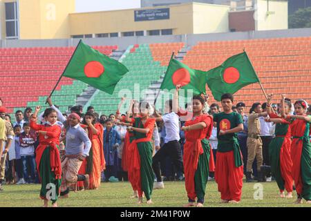 Non exclusif: 16 décembre 2022 à Sylhet, Bangladesh: Les participants d'une exposition à Sylhet District Stadium locaux à l'occasion de celebr Banque D'Images