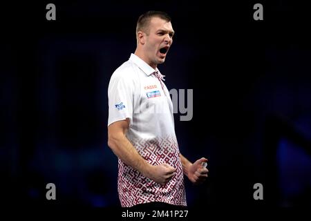 Madars Razma célèbre lors de son match contre Prakash Jiwa au cours du quatrième jour du Championnat du monde des fléchettes de Cazoo à Alexandra Palace, Londres. Date de la photo: Dimanche 18 décembre 2022. Banque D'Images