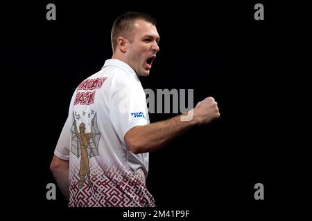 Madars Razma célèbre lors de son match contre Prakash Jiwa au cours du quatrième jour du Championnat du monde des fléchettes de Cazoo à Alexandra Palace, Londres. Date de la photo: Dimanche 18 décembre 2022. Banque D'Images