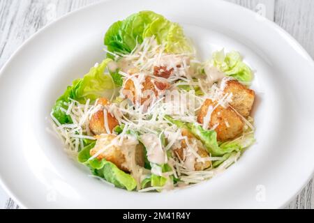 Portion de salade César dans l'assiette blanche Banque D'Images