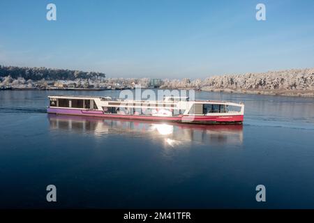 Magdebourg, Allemagne. 18th décembre 2022. Le bateau de médias ThePioneer One utilise un canal de navigation pour faire des progrès dans le canal glacé Mittelland. Le Service météorologique allemand a émis un avertissement de neige et de glace pour Saxe-Anhalt. (Tourné avec un drone) Credit: Stephan Schulz//dpa/Alamy Live News Banque D'Images