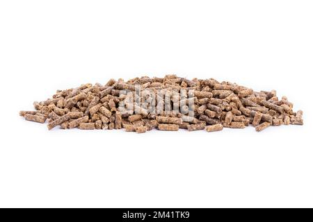 Alimentation en granulés de tournesol sur fond blanc, gros plan. Pile de boulettes de farine de tournesol sur fond blanc. Tas de pellets d'alimentation animale sur l'ba blanc Banque D'Images