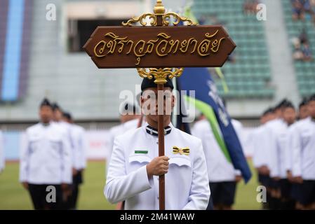 Bangkok, Thaïlande. 17th décembre 2022. Les étudiants du Collège Vajiravudh, applaudissent pour leur équipe dans le match de rugby traditionnel, gagner le 28th sa Majesté le Roi Maha Vajiralongkorn Bodindradebayavarangkun Cup, entre le King's College (jerseys blancs) vs Vajiravudh College (jerseys bleus) le samedi. 17 décembre 2022, à Supachalasai. Stade, Bangkok, Thaïlande. (Photo de Teera Noisakran/Pacific Press) Credit: Pacific Press Media production Corp./Alay Live News Banque D'Images