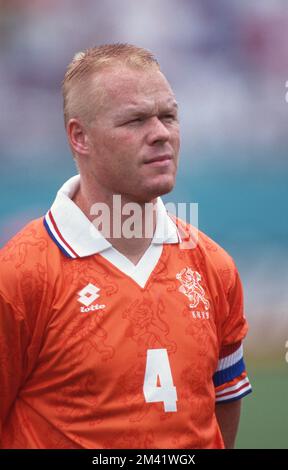 Orlando, Vereinigte Staaten. 18th décembre 2022. Firo, 04.07.1994 Archive image, archive photo, archive, archive photos football, Football, COUPE DU MONDE 1994 USA Round de 16: Pays-Bas, Hollande - Irlande 2:0 Ronald Koeman, demi-figure, portrait Credit: dpa/Alay Live News Banque D'Images