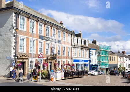 Richmond North Yorkshire personnes assis à l'extérieur de l'hôtel Kings Head à Richmond Market place Richmond North Yorkshire Angleterre GB Europe Banque D'Images