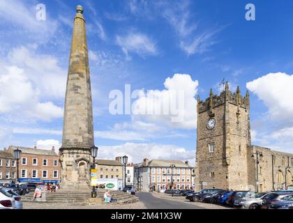 Richmond North Yorkshire Holy Trinity Church et obélisque octogonal en grès à Richmond Market place Richmond North Yorkshire Angleterre GB Europe Banque D'Images