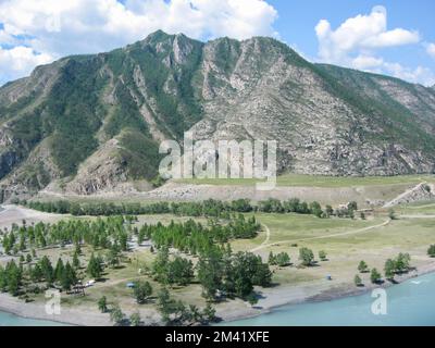 L'eau émeraude au coude d'une rivière de montagne parmi les montagnes rocheuses sous un ciel bleu. Sibérie, Russie. Banque D'Images