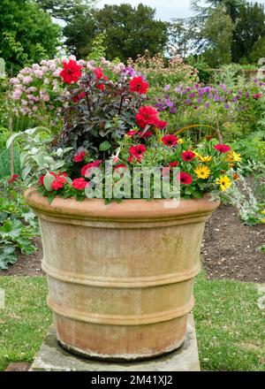 Exposition plantée en terre cuite Urn Helmingham Hall Gardens vue portrait Banque D'Images