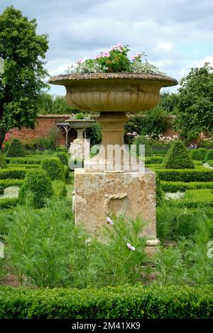 Grande urne en pierre plantée dans le parc Helmingham Hall Gardens vue portrait Banque D'Images