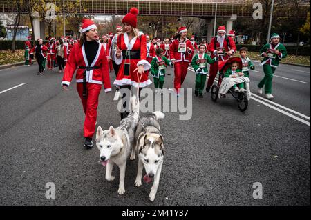 Madrid, Espagne. 18th décembre 2022. Les gens habillés comme le Père Noël sont vus courir pendant la course de Noël annuelle traditionnelle du Père Noël. Credit: Marcos del Mazo/Alay Live News Banque D'Images