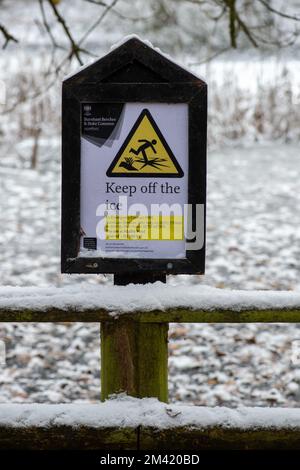 Farnham Common, Buckinghamshire, Royaume-Uni. 17th décembre 2022. Un panneau de maintien de la glace près d'un étang. Les forêts de Burnham Beeches, dans le Buckinghamshire, ont continué à ressembler à un paysage hivernal merveilleux aujourd'hui, alors que la neige restait sur les arbres et que les étangs étaient gelés. Burnham Beeches est un site d'intérêt scientifique spécial et un refuge pour la faune. Les températures devraient augmenter cette semaine et de fortes pluies sont prévues. Crédit : Maureen McLean/Alay Live News Banque D'Images