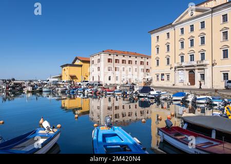 Ville de Piran en Slovénie, à partir de la droite : bâtiment de l'Université EMUNI, aquarium et théâtre Tartini à la marina. Banque D'Images