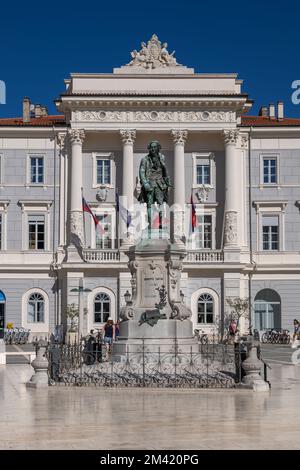 Monument de Giuseppe Tartini à partir de 1896 dans la ville de Piran, Slovénie. Statue de violon virtuose et compositeur sur la place Tartini avec bâtiment de l'hôtel de ville Banque D'Images