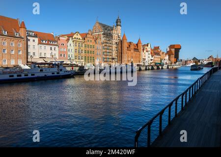Vue sur la rivière de la ville de Gdańsk en Pologne, vue sur la vieille ville, centre-ville historique. Banque D'Images