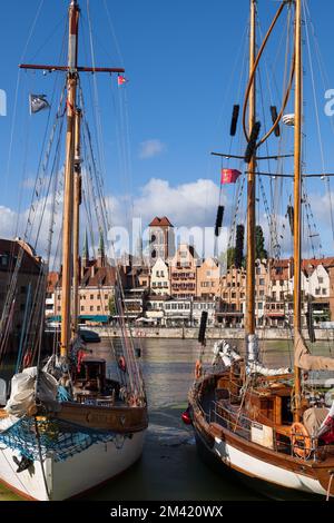 Ville de Gdańsk en Pologne, yachts à voile dans le port de plaisance et vue sur la vieille ville. Banque D'Images