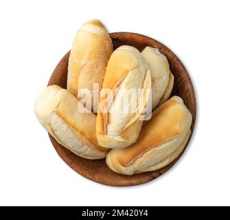 Pain français, pain salé ou pistolet dans un bol isolé sur fond blanc. Banque D'Images
