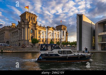 Bâtiment Reichstag au coucher du soleil dans la ville de Berlin, Allemagne, tour en bateau sur la rivière Spree. Banque D'Images