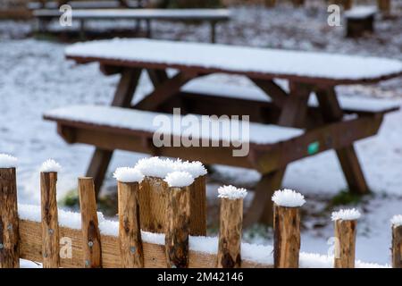 Farnham Common, Buckinghamshire, Royaume-Uni. 17th décembre 2022. Le givre sur les tables de pique-nique au café de Burnham Beeches dans Buckinghamshire qui continuent à ressembler à un film de l'hiver merveilleux aujourd'hui. La neige reste encore sur les arbres et les glaçons de givre scintillés dans la lumière après un autre gel lourd de nuit. Burnham Beeches est un site d'intérêt scientifique spécial et un refuge pour la faune. Les températures devraient augmenter cette semaine et de fortes pluies sont prévues. Crédit : Maureen McLean/Alay Live News Banque D'Images