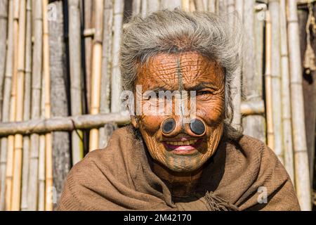 Portrait d'une femme d'Apatani avec tatouages et disques traditionnels de bambou dans ses narines Banque D'Images