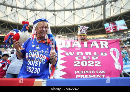 Les fans de France tiennent un jouet de rooster gaulois et des drapeaux avant la finale de la coupe du monde de la FIFA au stade Lusail, Qatar. Date de la photo: Dimanche 18 décembre 2022. Banque D'Images