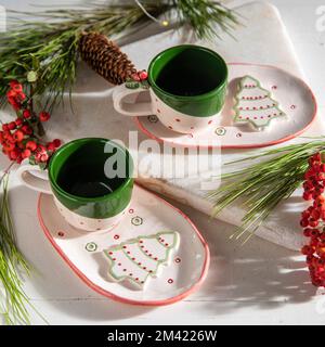 tasses en céramique décorées de noël sur la table Banque D'Images