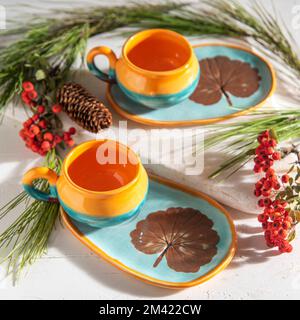 Tasses de café turc en céramique sur la table Banque D'Images