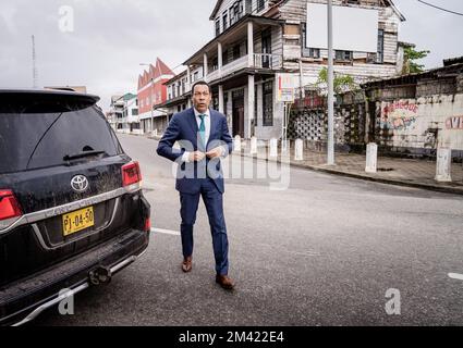 PARAMARIBO - Franc Weerwind, ministre de la protection juridique, en conversation avec la presse néerlandaise dans le Waag. Weerwind sera présent lundi à Paramaribo au nom du gouvernement néerlandais à la diffusion du discours du Premier ministre Mark Rutte sur le passé esclavagiste. ANP BART MAAT pays-bas hors - belgique hors Banque D'Images