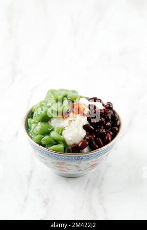 Desserts malaisiens appelés Cendol .Cendol est fait à partir de glaçons écrasés, de haricots rouges, ou de fruits Banque D'Images