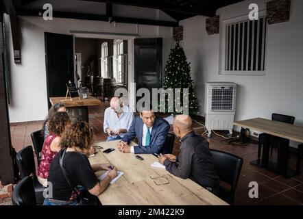 PARAMARIBO - Franc Weerwind, ministre de la protection juridique, en conversation avec la presse néerlandaise dans le Waag. Weerwind sera présent lundi à Paramaribo au nom du gouvernement néerlandais à la diffusion du discours du Premier ministre Mark Rutte sur le passé esclavagiste. ANP BART MAAT pays-bas hors - belgique hors Banque D'Images