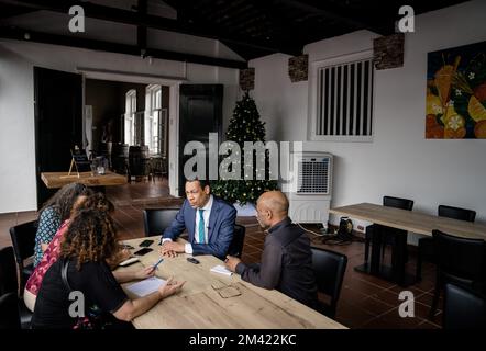 PARAMARIBO - Franc Weerwind, ministre de la protection juridique, en conversation avec la presse néerlandaise dans le Waag. Weerwind sera présent lundi à Paramaribo au nom du gouvernement néerlandais à la diffusion du discours du Premier ministre Mark Rutte sur le passé esclavagiste. ANP BART MAAT pays-bas hors - belgique hors Banque D'Images