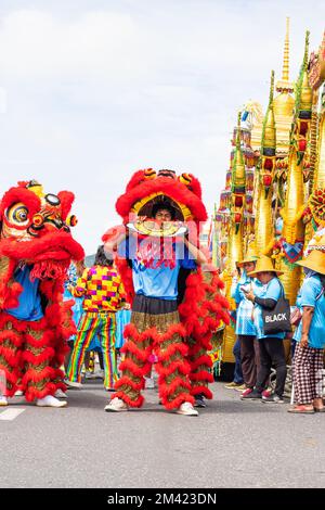 Ambiance danse dans le festival annuel de parade d'Orange ou le festival de Chak Phra qui a eu lieu dans le sud de la Thaïlande à l'automne, c'est un beau décorat Banque D'Images