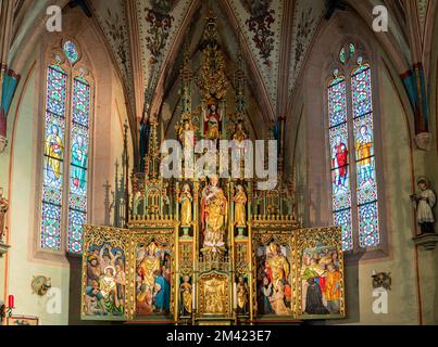 Intérieur de l'Église Vigile' à Altenburg/Castelvecchio - Kaltern - vue sur l'autel ailé, une œuvre d'art néo-gothique - Caldaro, Tyrol du Sud, Italie Banque D'Images