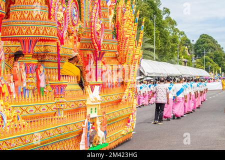 Ambiance danse dans le festival annuel de parade d'Orange ou le festival de Chak Phra qui a eu lieu dans le sud de la Thaïlande à l'automne, c'est un beau décorat Banque D'Images