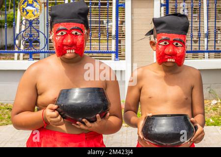 Ambiance danse dans le festival annuel de parade d'Orange ou le festival de Chak Phra qui a eu lieu dans le sud de la Thaïlande à l'automne, c'est un beau décorat Banque D'Images