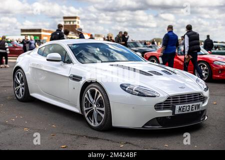 2013 Aston Martin Vantage V12 « KE13 EVM » exposé au Scramble d’octobre qui s’est tenu au Bicester Heritage Centre le 9th octobre 2022. Banque D'Images