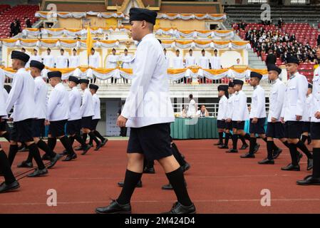 Bangkok, Thaïlande. 17th décembre 2022. Les étudiants du King's College, applaudissent pour leur équipe dans le match de rugby traditionnel, gagnez le 28th sa Majesté le Roi Maha Vajiralongkorn Bodindradebayavarangkun Cup, entre le King's College (jerseys blancs) vs Vajiravudh College (jerseys bleus) samedi. 17 décembre 2022, au stade Supachalasai, Bangkok, Thaïlande. (Credit image: © Teera Noisakran/Pacific Press via ZUMA Press Wire) Banque D'Images