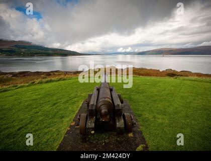 19th Century Cannon sur le terrain du château de Duart, île de Mull, Écosse Banque D'Images