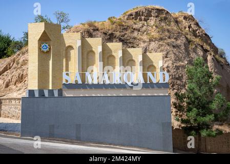 SAMARKAND, OUZBÉKISTAN - 13 SEPTEMBRE 2022 : une stèle avec le nom de la ville de Samarkand près de l'ancienne colonie d'Afrosiab. Ouzbékistan Banque D'Images